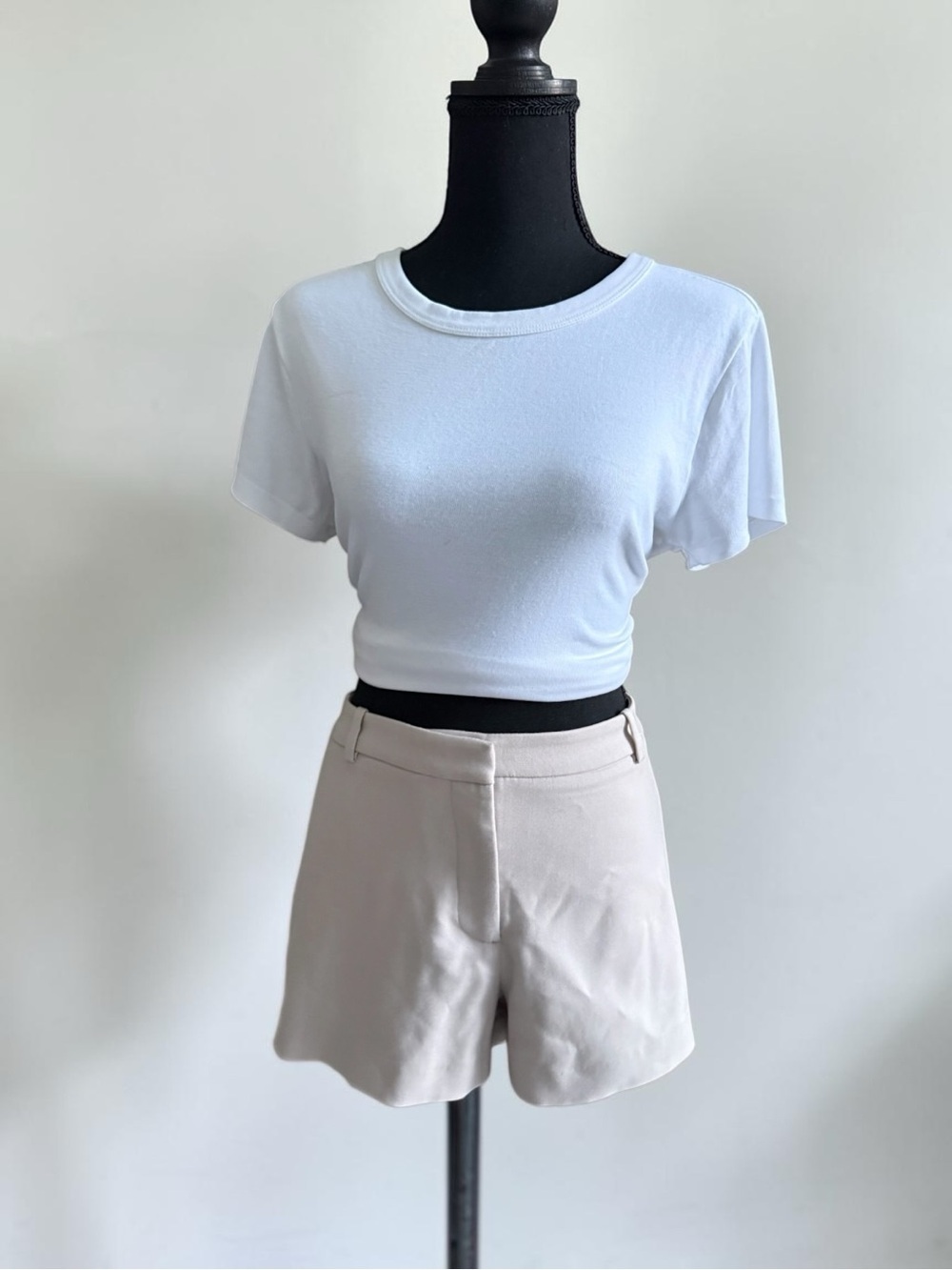 Abercrombie & Fitchburg Low Rise Micro Tailored Cream Short - Picture 2 of 11